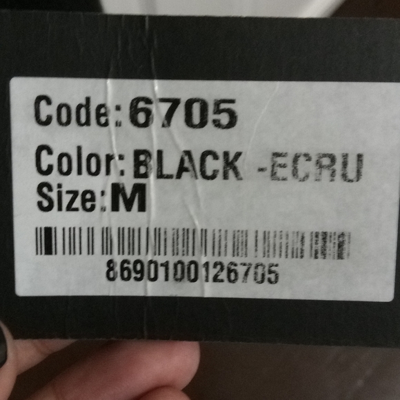 Woman's winter coat. Medium size, and in black and white stripes on the sleeves - Picture 6 of 7